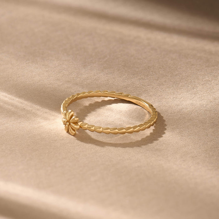 Solid Gold Petite Daisy Motif Ring